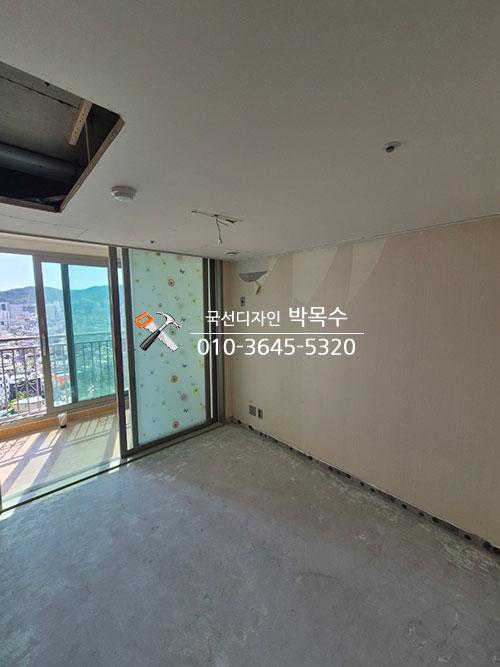 발코니 슬라이딩 도어와 천장 구조물 시공 상태