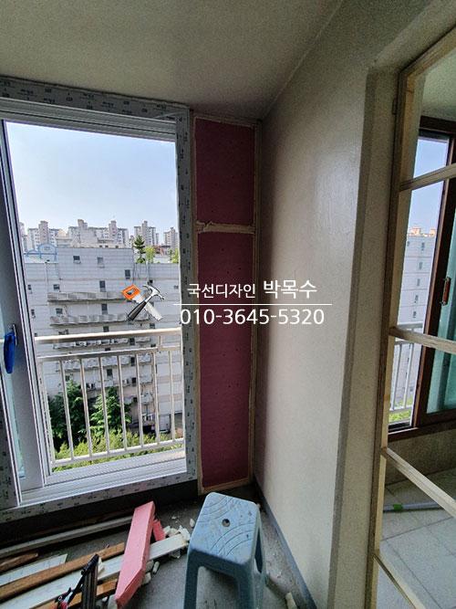 창호 프레임과 벽면 사이의 틈새를 메우는 작업