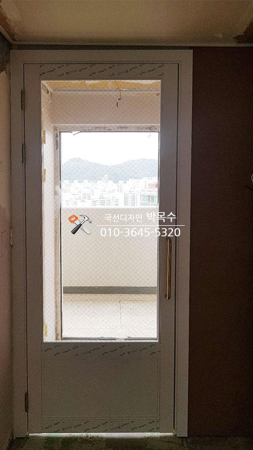 창 너머 풍경이 보이는 현관 입구의 프레임 작업 상태