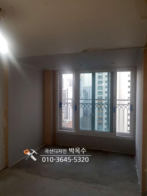 흰색 벽면 마감과 콘크리트 바닥이 보이는 공간
