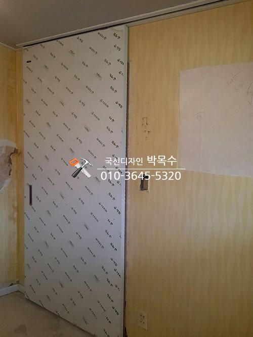 슬라이딩 도어가 설치 중인 방의 모습