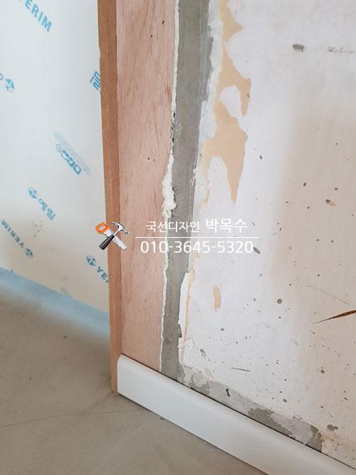 벽지와 콘크리트 벽면의 접합부 디테일