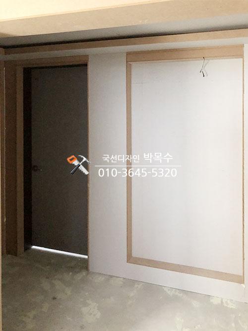 콘크리트 바닥과 흰색 마감 벽면