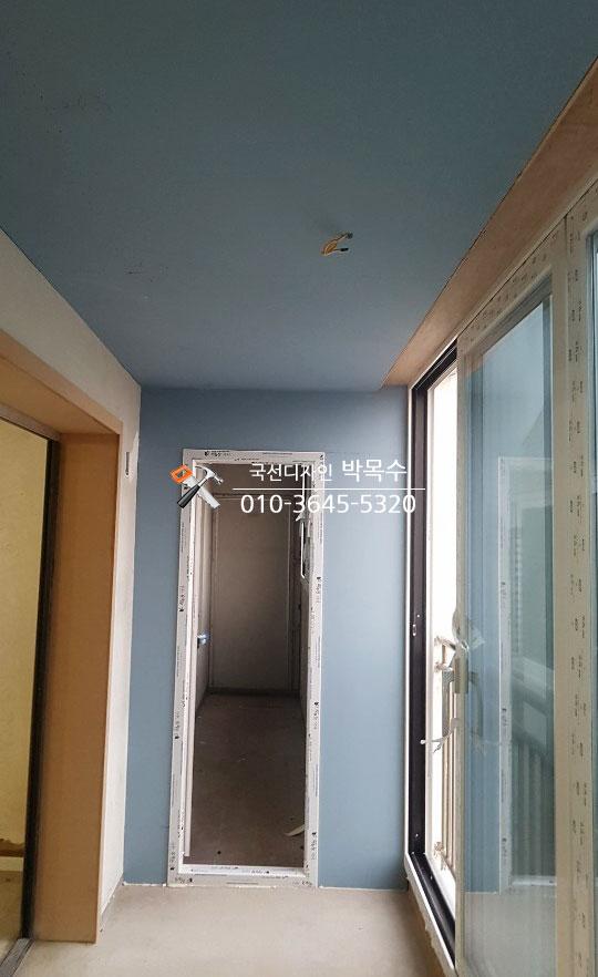 파란색 페인트로 마감된 복도와 유리창