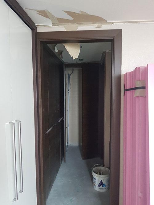 벽면과 천장 마감재를 걷어낸 복도 시공 현장