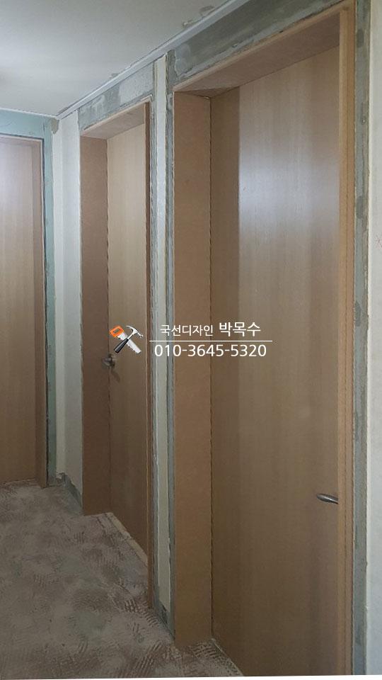 흰색 타일 바닥과 9미리 문선이 적용된 복도