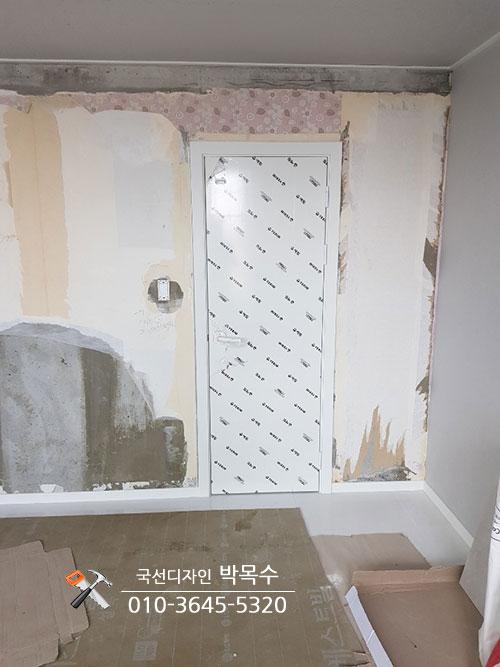 흰색 ABS 도어가 설치된 방 내부 모습