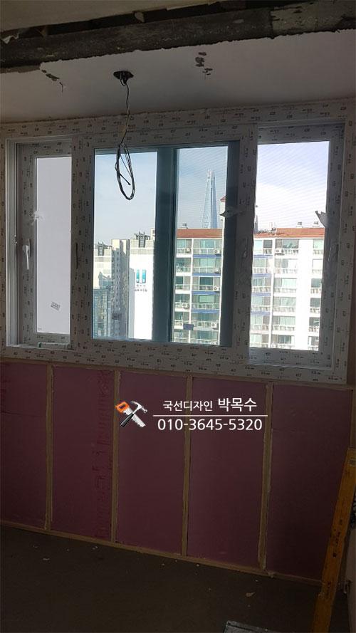 창호 주변에 설치된 흰색과 붉은색 보드
