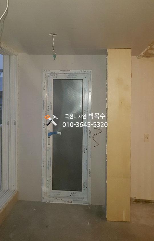 도어 프레임과 벽면 보드가 설치된 모습