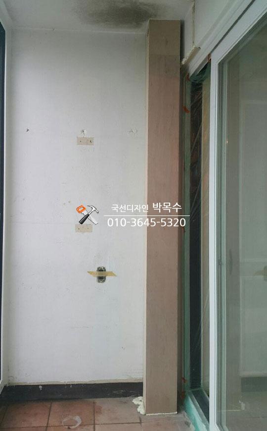 슬라이딩 도어 설치를 위해 테이핑 처리된 벽면