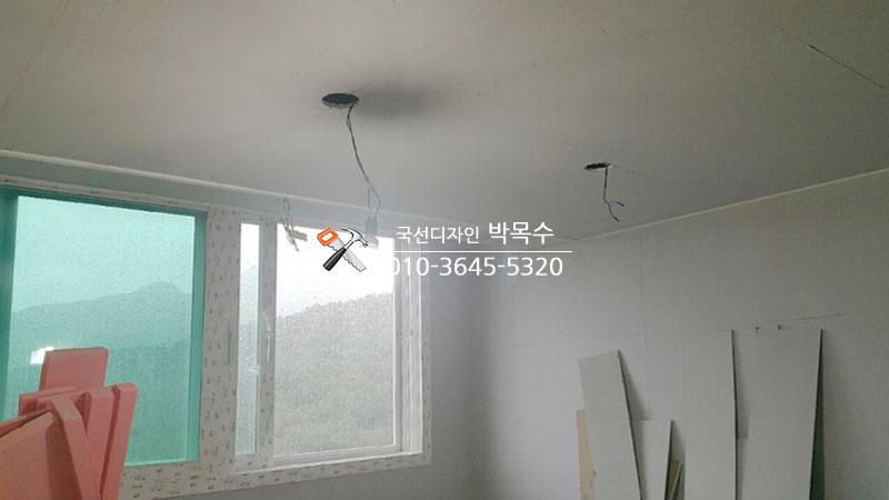 천장 전선이 노출된 상태의 목공 작업 현장