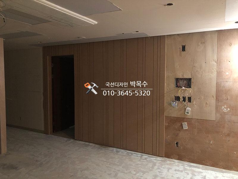 벽면에 목재 패널이 설치된 아트월 작업 과정