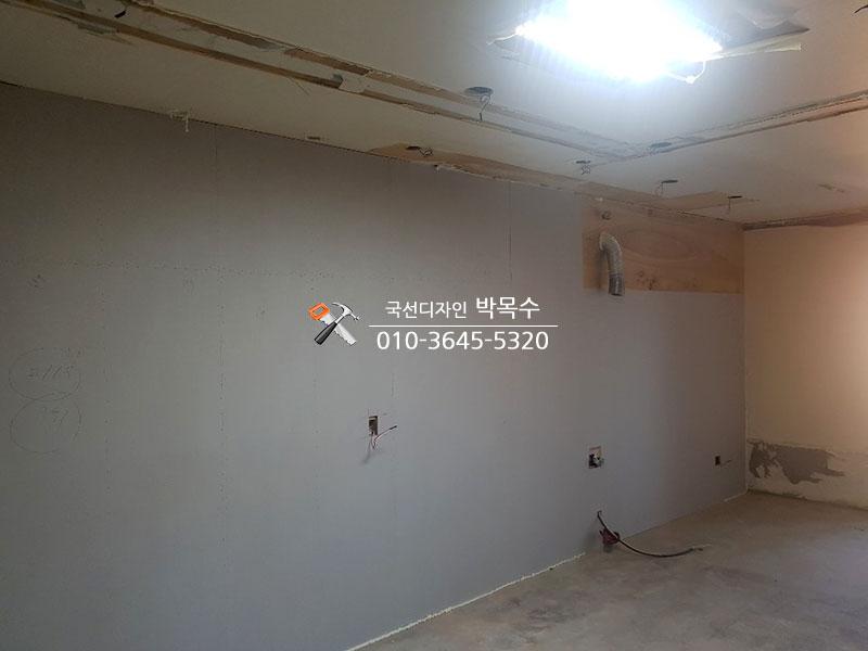 전선과 조명이 노출된 천장과 벽면 소켓