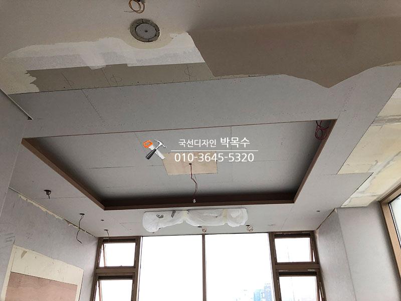 천장 내부 배선 및 장치 확인 모습