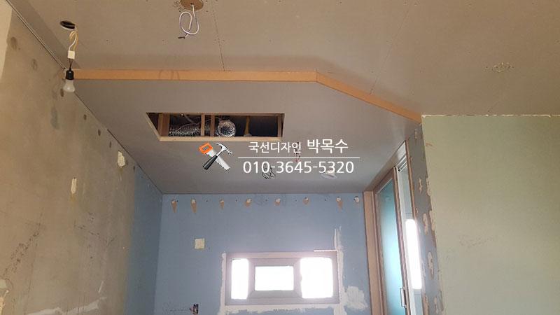 천장 개구부와 전선이 노출된 공사 현장