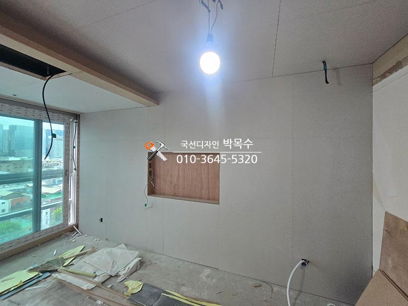 창가 근처 벽면 마감과 수납장 설치 과정