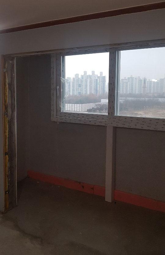 단열 작업이 진행 중인 작은방 확장 구역