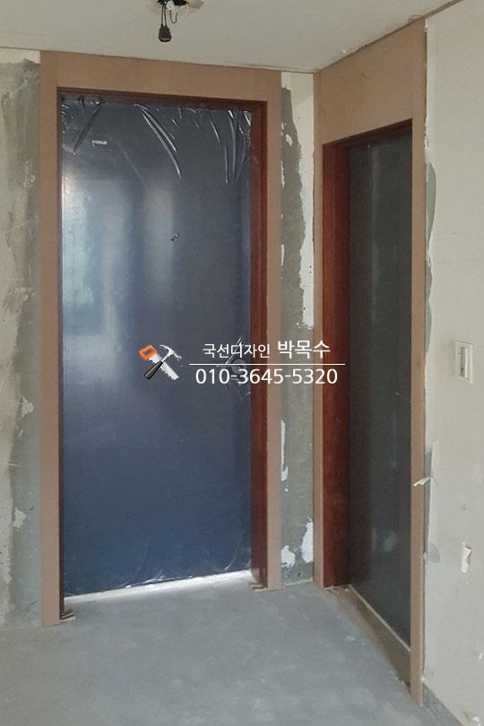 문틀과 문이 설치된 복도 마감 과정