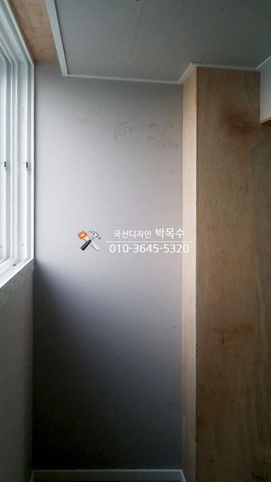 목재 벽과 회색 천장이 만나는 공간