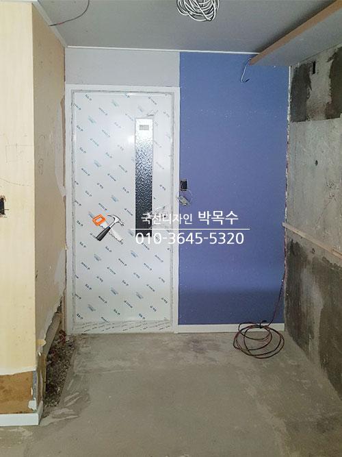 검은색 유리 패널 도어가 설치된 복도 공간
