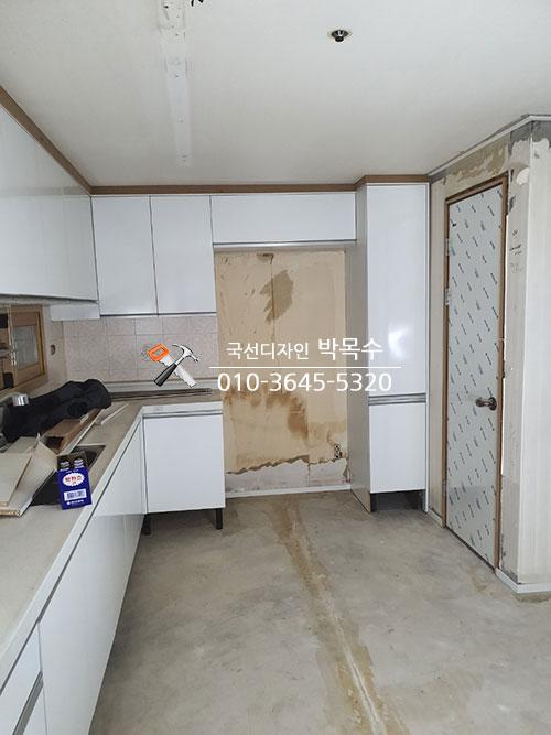 내부 선반과 카운터 공간의 작업 상태