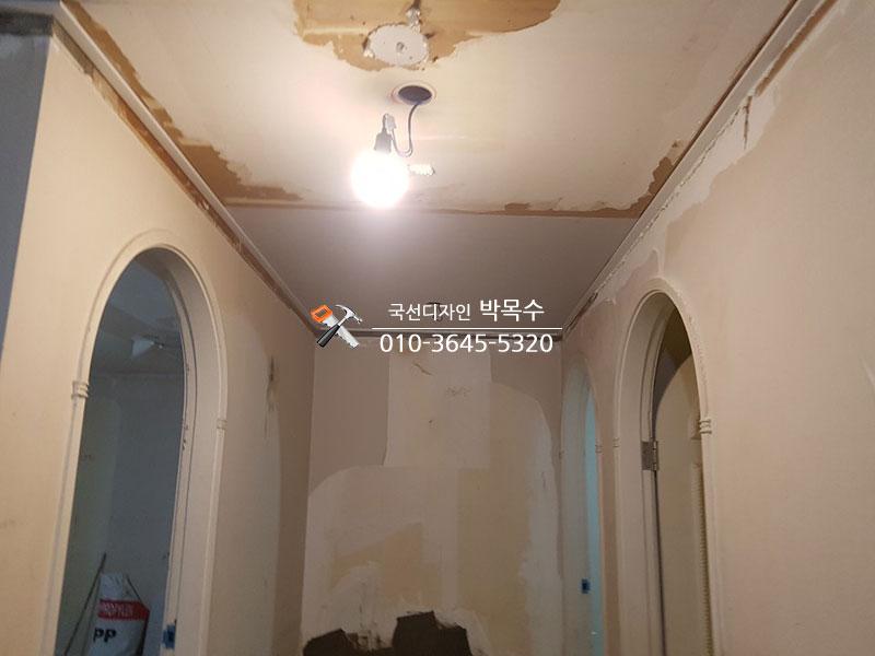 복도 천장 흠집 정리와 벽면 마감 작업 과정