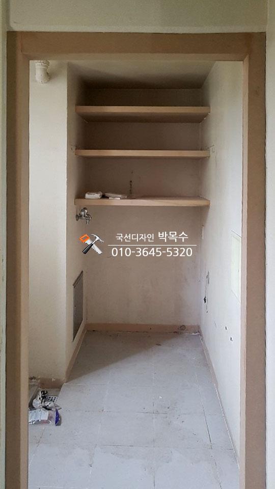 실내 문틀 게이트와 무지주 선반 시공 모습