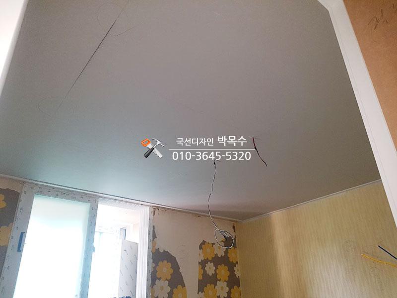 전선이 노출된 천장과 벽지가 벗겨진 벽면