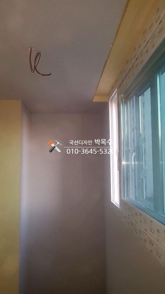 천장 전선이 노출된 상태의 벽면 마감 과정