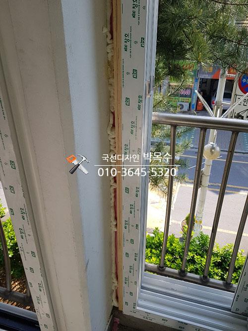 창호 손잡이 주변의 정밀 시공 과정