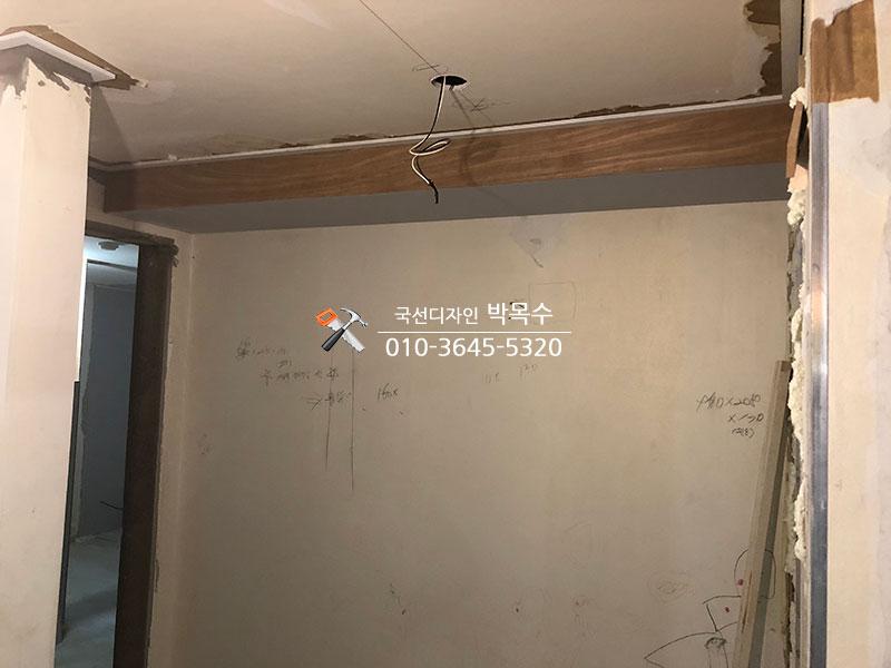 천장 전선과 문틀 주변의 철거 흔적
