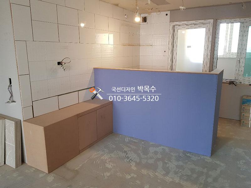 타일 벽면과 창호가 보이는 주방 작업 구역