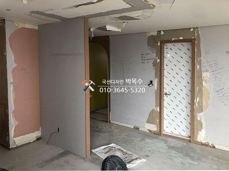 문틀 설치 후 도배 작업이 진행 중인 실내