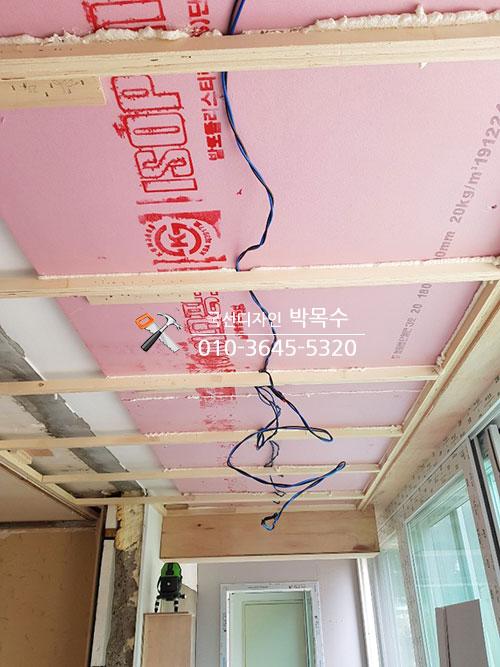 천장에 핑크색 ISO 보온재를 설치한 모습
