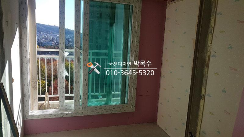 창틀 주변의 보호 필름과 부분적인 벽지 상태