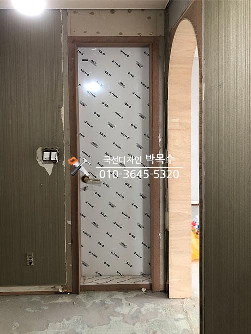 도어 프레임과 문짝의 상하부 접합부