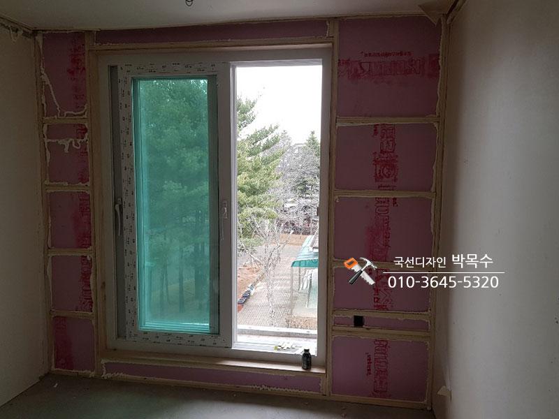 창호 주변 벽면에 밀착된 분홍색 보온재