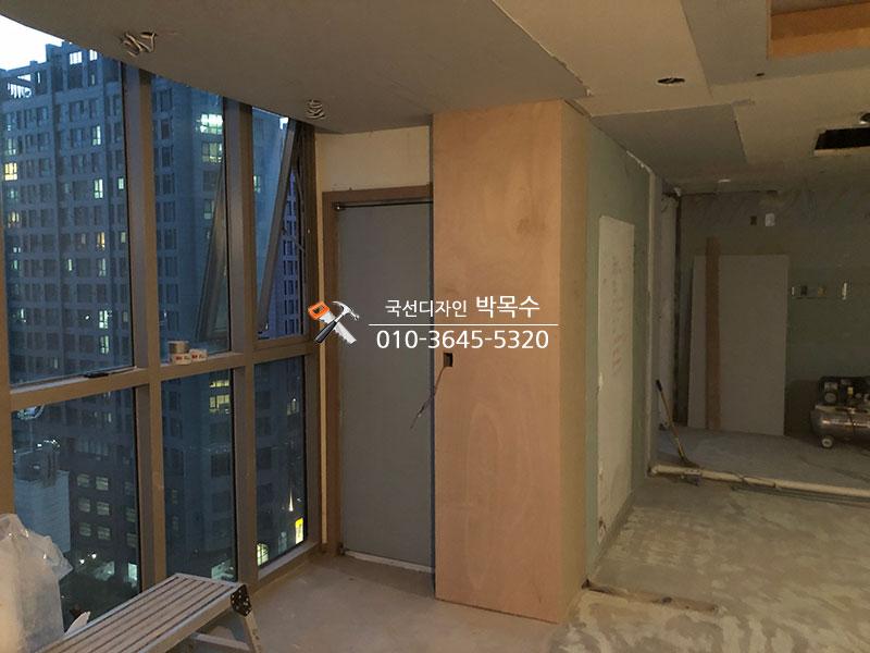 창호 앞 목재 구조물이 설치된 기초 공정