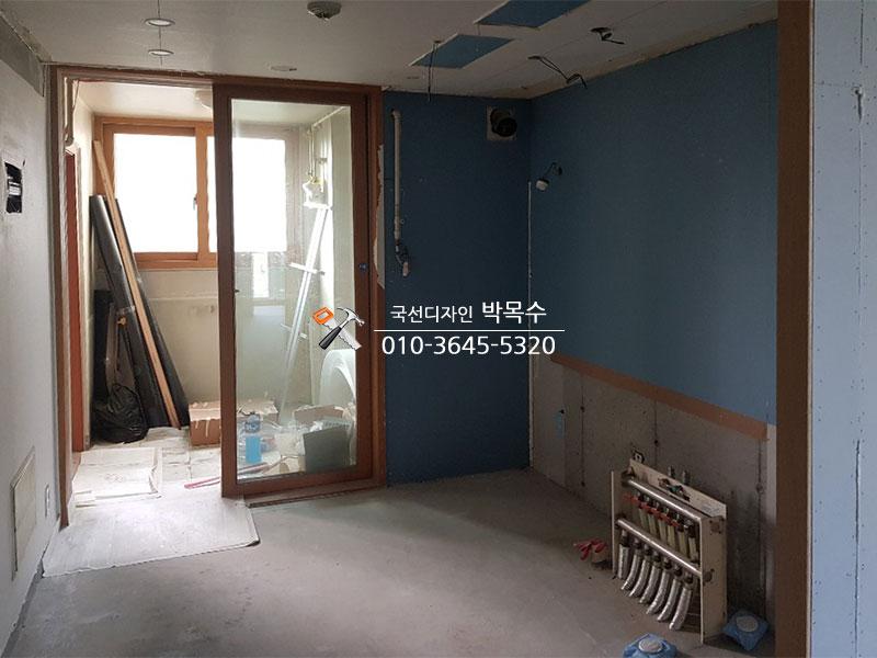 도어 손잡이의 정밀 조정을 위한 수공구 작업