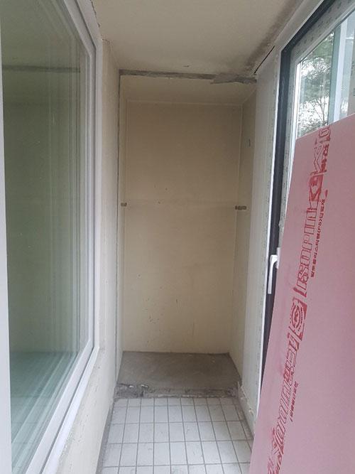 타일 바닥과 노출 벽면의 분홍색 보드 단열 작업