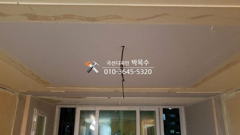 전선이 노출된 천장과 벽면의 공사 상태