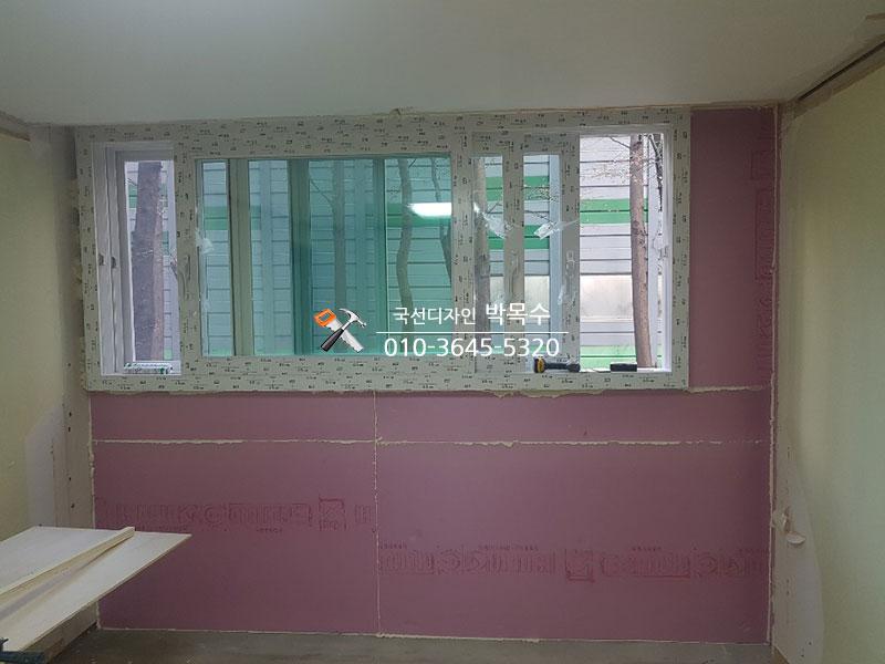 분홍색 아이소핑크 단열재로 마감된 창호 주변 벽면