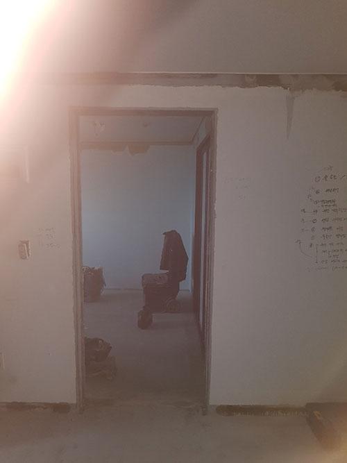 벽면 마감 후 보정 작업 중인 모습