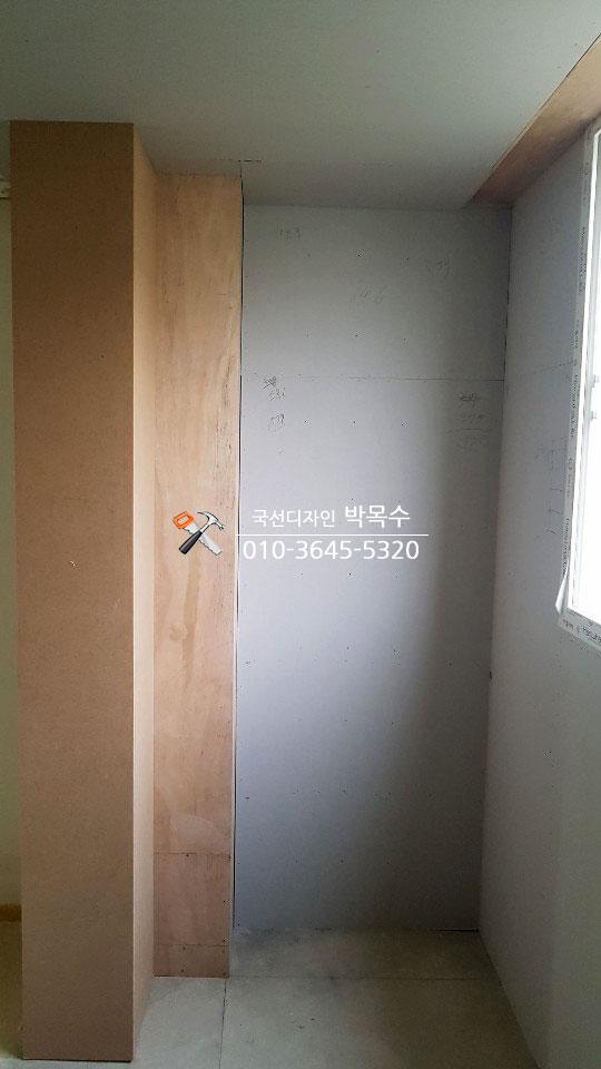 목재 구조물 설치와 벽면 마감 과정
