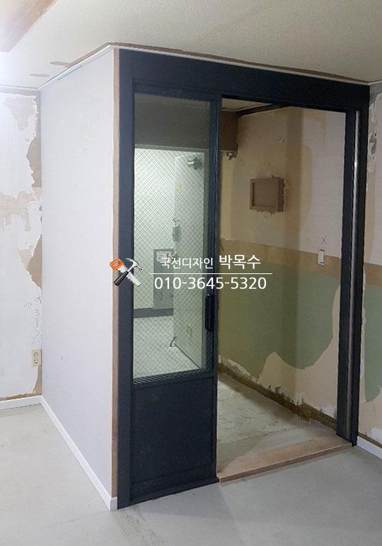 검은색 프레임의 3연동 슬림중문 설치 모습