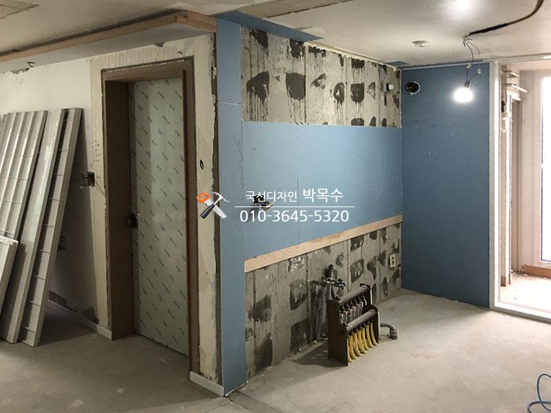 벽면 마감을 위해 소형 도구를 사용하는 시공 과정