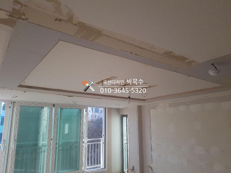 보드 접합부가 노출된 천장과 벽면 공사 현장