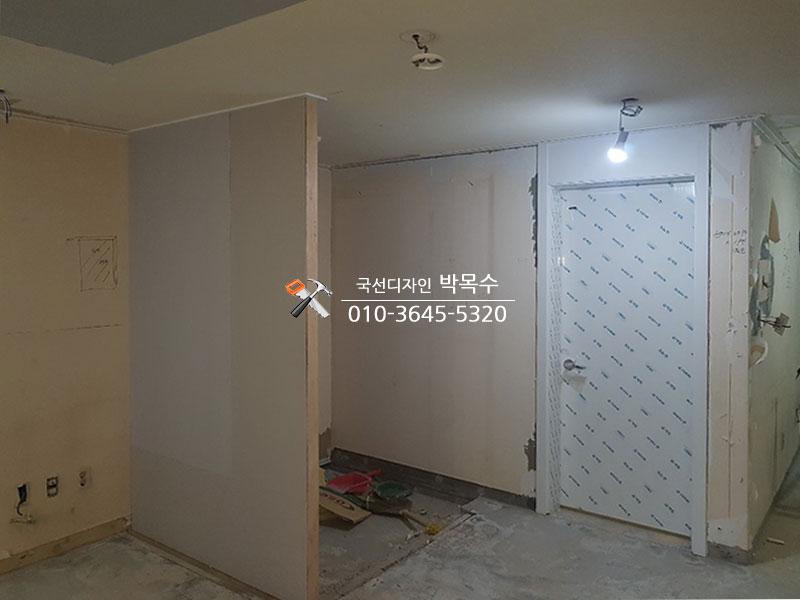 도어 설치를 위해 준비된 공구들