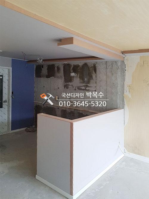 천장 목재 프레임과 콘크리트 벽체가 보이는 내부