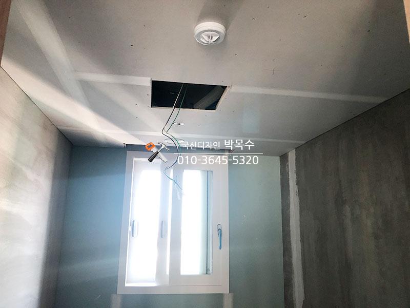 흰색 프레임 창문 위로 전선이 연결된 천장 작업